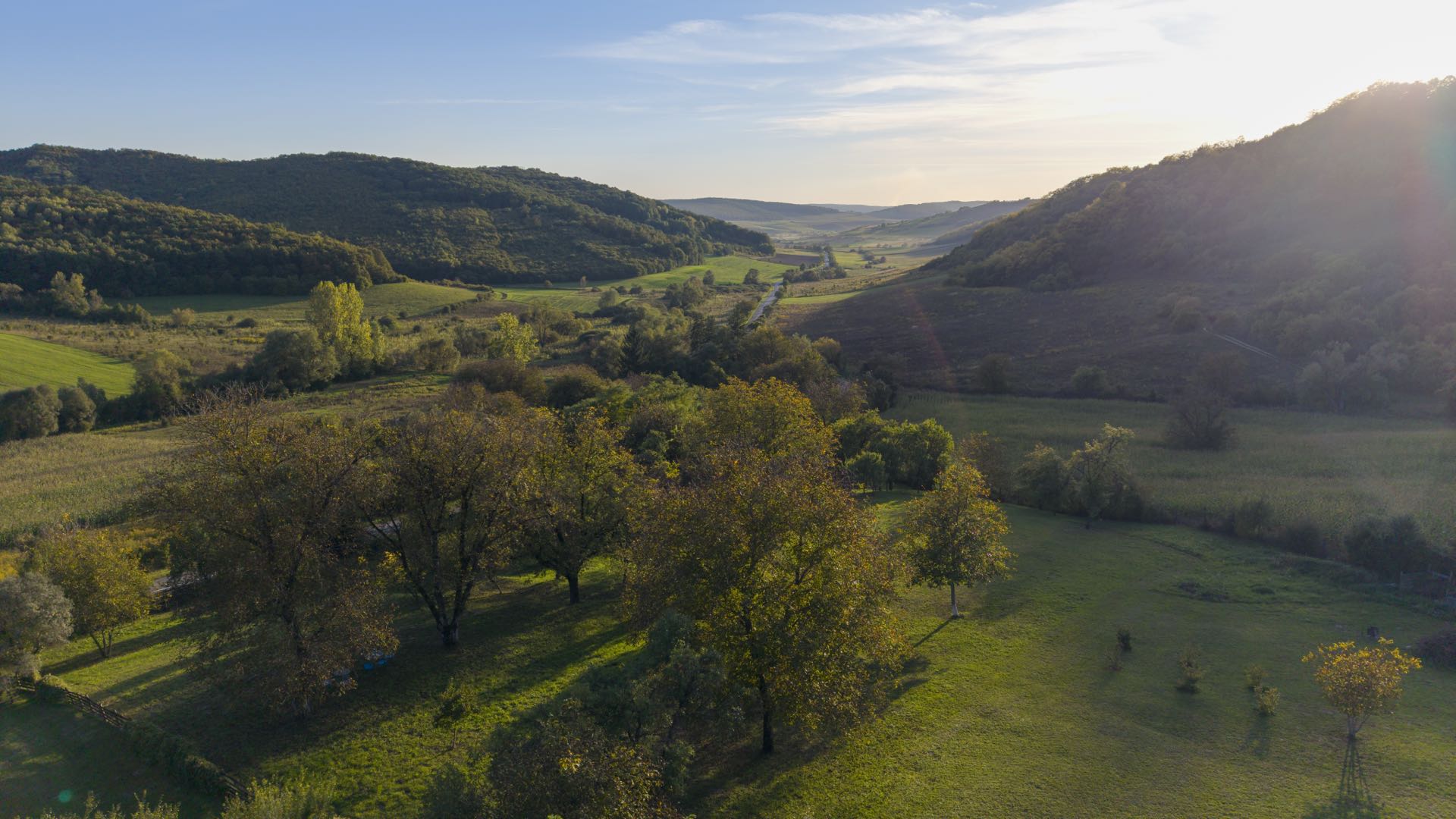 Panorama der grünen Hügellandschaft bei Isla — Drohnenaufnahme