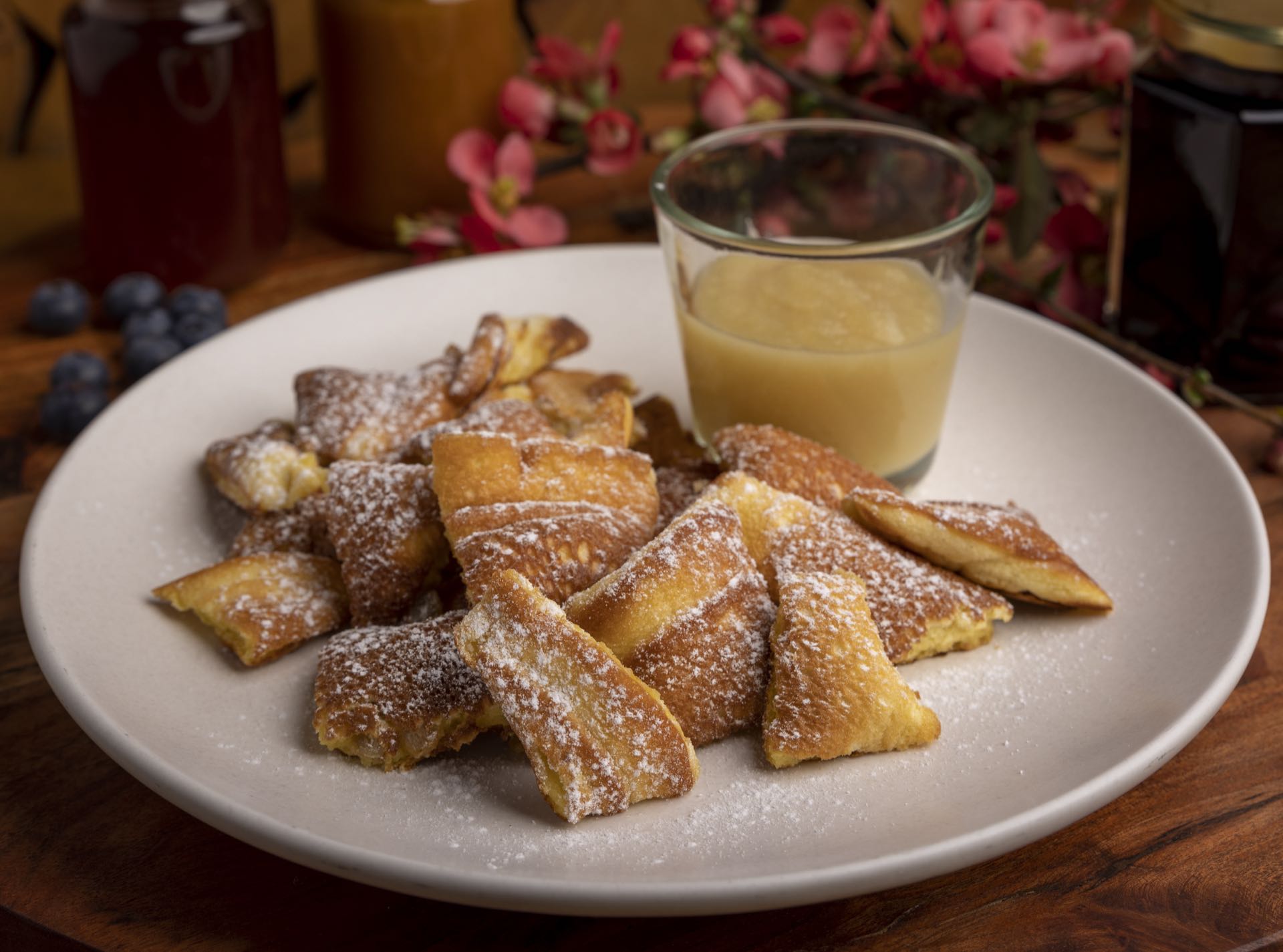 Frischer Kaiserschmarrn mit Apfelmus und Puderzucker