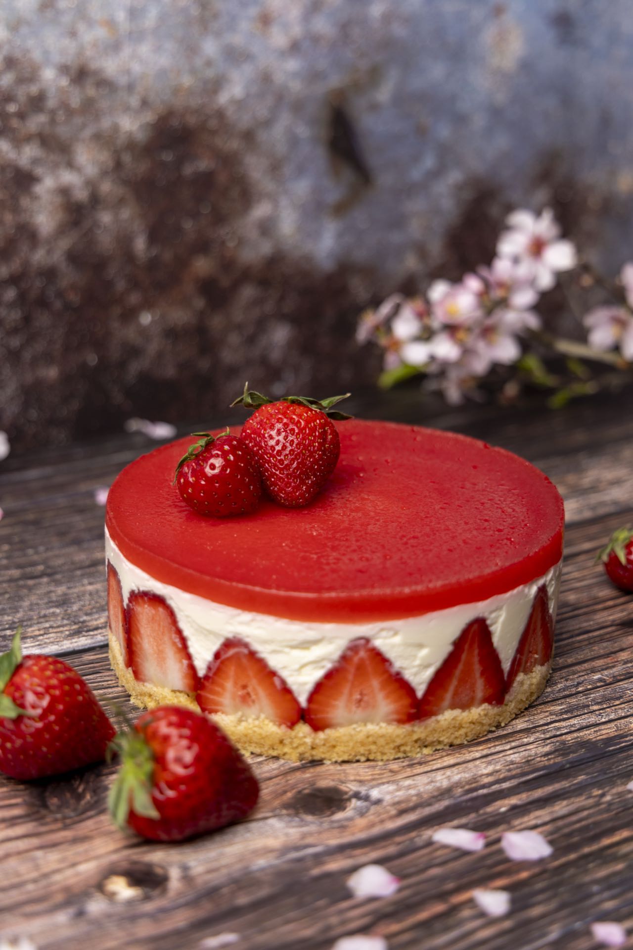Erdbeertorte mit frischen Erdbeeren und Kirschblüten