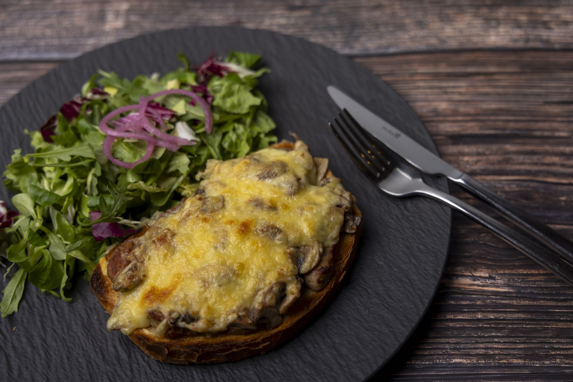 Überbackener Pilztoast mit frischem Salat